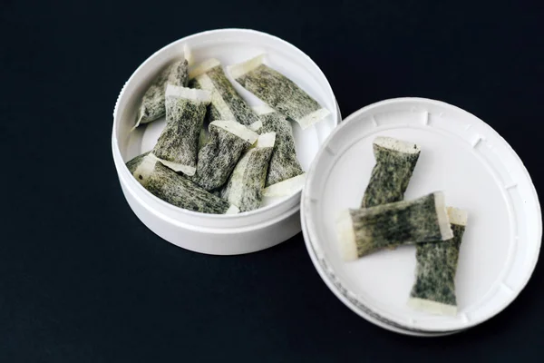 Scatola Rotonda Con Snus Sostituto Delle Sigarette Sacchetti Nicotina — Foto Stock