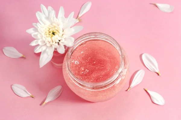 Chrysant Bloemblaadjes Met Een Natuurlijk Lichaam Gezicht Scrub Ruimte Voor — Stockfoto