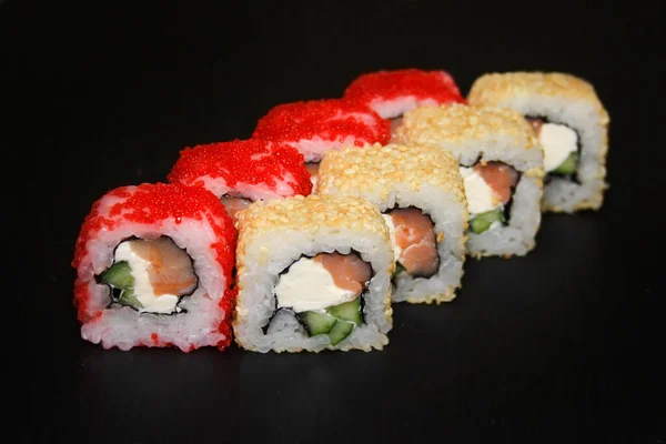 Ensemble Rouleaux Sushis Masago Caviar Sésame Farcis Saumon Fromage Sur — Photo