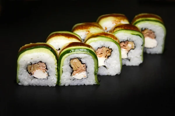 Rolo Sushi Com Enguia Queijo Filadélfia Atum Pepino Sobre Fundo — Fotografia de Stock