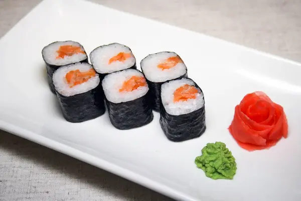 Maki Sushi Saumon Sur Plat Blanc Wasabi Gingembre — Photo