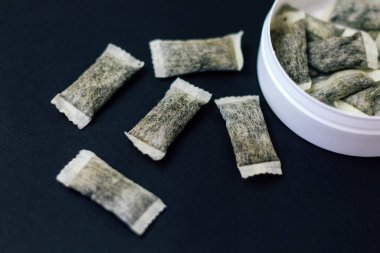 Yuvarlak kutu ve snus. Sigara yerine, nikotin torbaları..