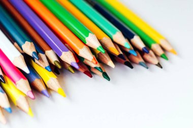 Çizim için çok renkli kalemler. Keskin kalemler.