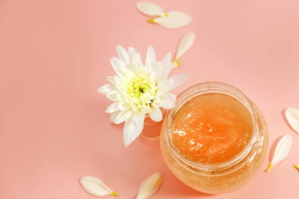 Chrysant Bloemblaadjes Met Een Natuurlijk Lichaam Gezicht Scrub Ruimte Voor — Stockfoto