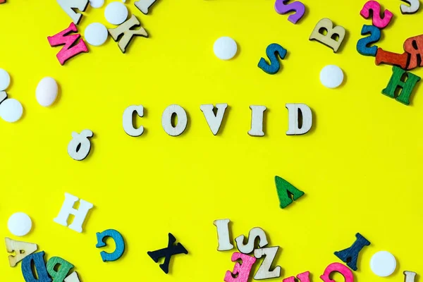 木制的字母是Covid这个词 病毒主题的概念 — 图库照片