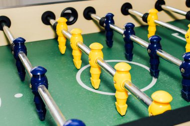Masa futbolu. Oyun oyuncuları yaklaşıyor. Futbol hayranları için eğlenceli bir oyun.