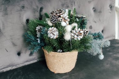 Kurumuş nilüfer çiçekleri, koniler ve ladin dallarından oluşan yeni yıl kompozisyonu. Noel için DIY buketi