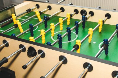 Masa futbolu. Oyun oyuncuları yaklaşıyor. Futbol hayranları için eğlenceli bir oyun.