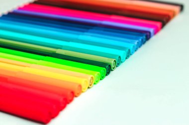 Çizim ve yaratıcılık için çok renkli keçeli kalemler. Çizim ve boyama