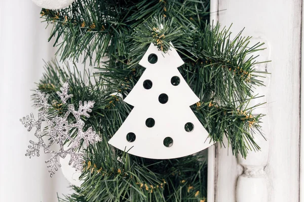 Weihnachtsbaum Mit Weißem Spielzeug Geschmückt Neues Jahr Tag Weißes Spielzeug — Stockfoto