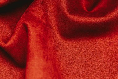 Zengin kırmızı kumaş, parlak bir yüzeye sahip yumuşak ve zarif kıvrımlar oluşturur. Doku, ışığı yakalayan ince desenleri ortaya çıkarıyor. Doğal ortamda sıcak ve davetkar bir atmosfer yaratıyorlar..