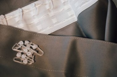 Asılmak ve tutunmak için kancalarla iç perdeler.