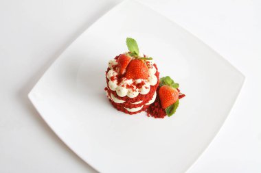 Beyaz tabakta çilek ile krem-peynir ile kırmızı kadife kek