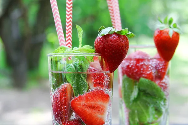 Çilek ve nane ile soğuk içecekler kokteyl. Tazeleme limonata. Yakın çekim