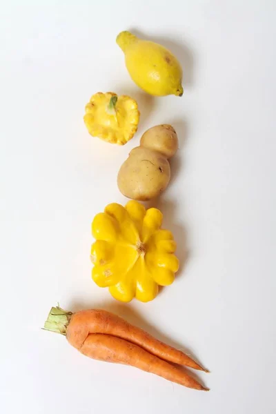 Trendy Çirkin Organik Gıda Meyve Sebzeler (Patates, Havuç, Çalı Kabak, Limon) Beyaz On İzole. 