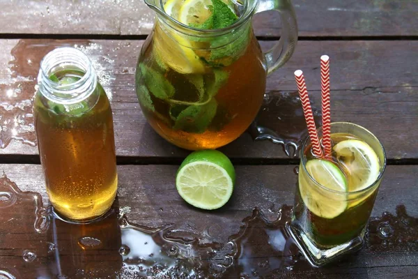 Kombucha Çay Cam, Sürahi ve Şişe Nane ve Limon, Ahşap Masa Üzerine Kireç, Düz Lay Açık. 