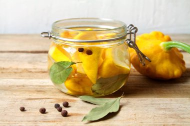 Ahşap masa üzerinde cam kavanozda Trendy Fermente sebze buch kabak (patisson).