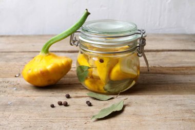 Ahşap masa üzerinde cam kavanozda Trendy Fermente sebze buch kabak (patisson).