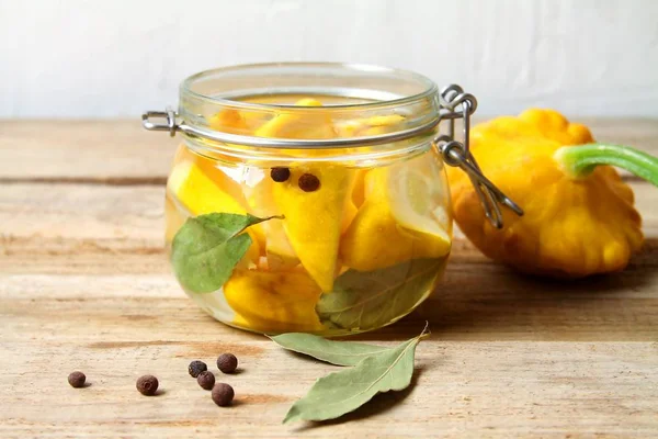 Ahşap masa üzerinde cam kavanozda Trendy Fermente sebze buch kabak (patisson).