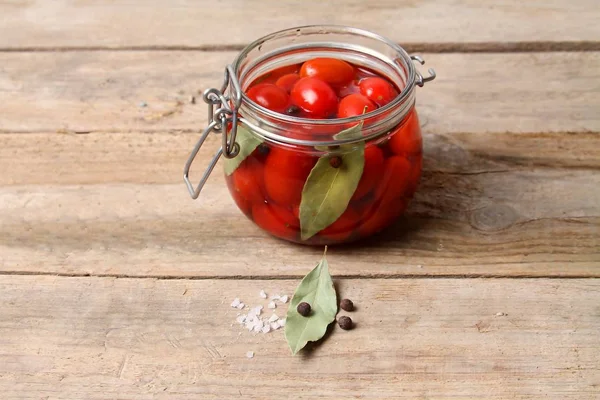 Trendy Fermente sebzeler. Cam kavanozda Kırmızı Olgun Kiraz Domates, seçici odak.