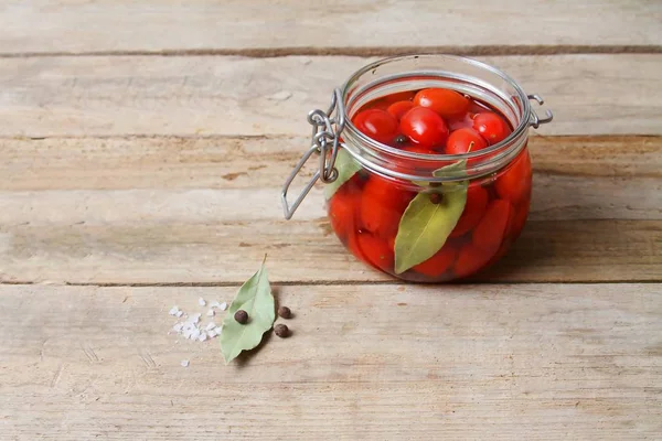 Trendi erjesztett zöldségek. Red RIPE Cherry paradicsom üvegedénybe, szelektív fókusz. — Stock Fotó