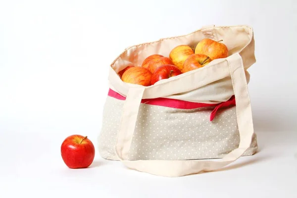 Taze olgun organik elma beyaz arka planda pamuklu eko torba içinde. Sıfır israf kavramı. Yan Görünüm, Boşluğu Kopyala.