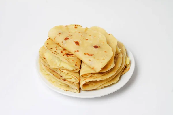 Geleneksel Tatar Gıda Kystybyi (Patates püresiyle düz ekmek) beyaz arka planda izole edildi. Üst Görünüm.