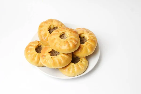 Tradicional Tatar Food Peremech Pie Meat Plate Isolado Fundo Branco — Fotografia de Stock