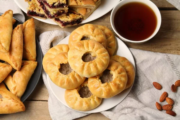 Geleneksel Tatar Yemekleri. Peremech, ahşap masanın ortasında. Üst Görünüm, Düz Yat.