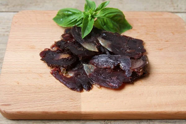 Geleneksel Tatar (Kazak, Beşir, Türk, Özbek) Yiyecek Kurutulmuş At Sosisi - Kazy, Kazylyk Dilimlenmiş Tahta Arkaplan. Üst Görünüm, Kapat.