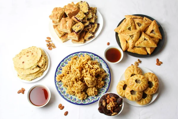 Beyaz arka planda izole edilmiş geleneksel Tatar yemekleri. Merkezin ortasında tatlı Chak Chak var. Düz Yat, Üst Görünüm.