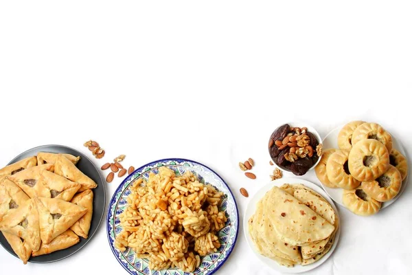 Geleneksel Tatar Yemekleri. Echpochmak, Chak Chak, Kystybyi, Peremech kopyalama uzayı ile beyaza izole edildi. Düz Yat, Üst Görünüm.