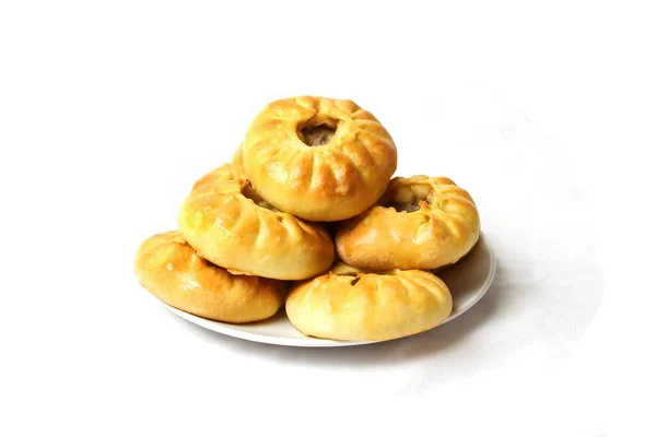 Beyaz zeminde izole edilmiş geleneksel Tatar Gıda Peremech (Etli Turta). Yan Görünüm.