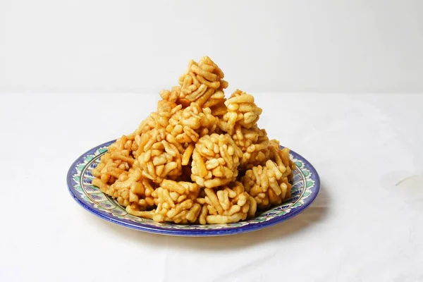 Geleneksel Tatar Mutfağı Chak Chak. Mavi tabakta tatlı topu yığını. Beyaz arka planda izole edilmiş..