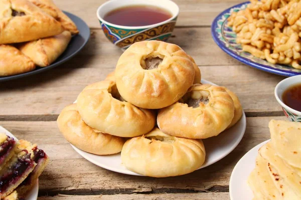 Tatar yemeği. Peremech, Belysh, etli fırında turta. Yaklaş, Yan Görünüm.