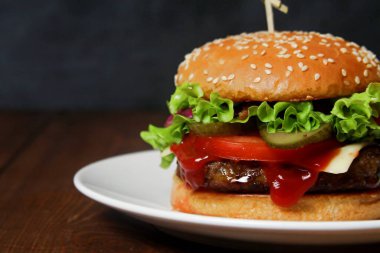 Geleneksel ramazan yemekleri (hurma, çay, su) ve halı sarma arka planı.