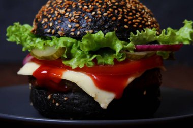 Geleneksel ramazan yemekleri (hurma, çay, su) ve halı sarma arka planı.