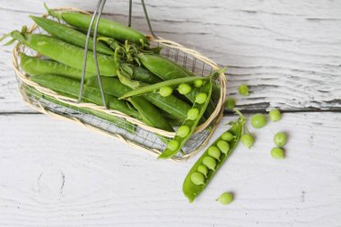 Taze yeşil bezelye kabuğu beyaz arkaplanda izole edilmiş..
