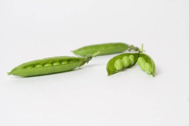 Taze yeşil bezelye kabuğu beyaz arkaplanda izole edildi.