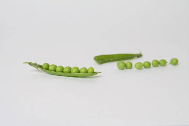 Taze yeşil bezelye kabuğu beyaz arkaplanda izole edildi.