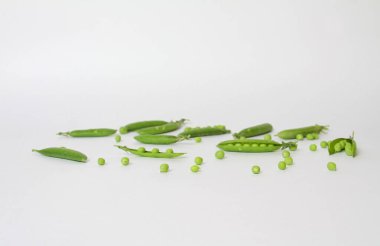 Taze yeşil bezelye kabuğu beyaz arkaplanda izole edildi.