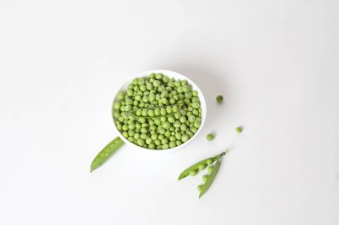 Beyaz arka planda izole edilmiş yeşil bezelyeler. Üst Görünüm.