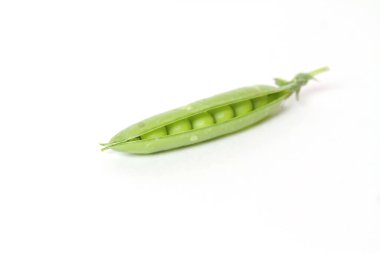 Bezelye kabuğu beyazda izole edilmiş. Kapat..