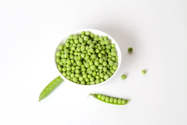 Beyaz arka planda izole edilmiş yeşil bezelyeler. Üst Görünüm.
