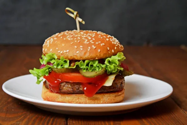 Hausgemachter Burger Mit Spieß Auf Weißem Teller Und Holztisch Seitenansicht — Stockfoto