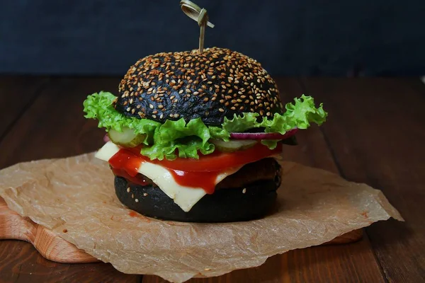 Geleneksel ramazan yemekleri (hurma, çay, su) ve halı sarma arka planı.