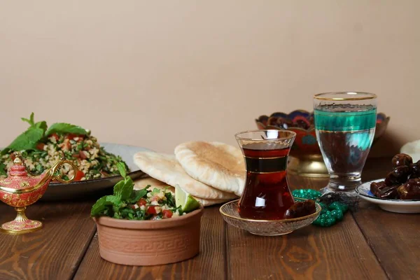 Traditionelle Ramadanspeisen Datteln Tee Wasser Und Teppichrollen — Stockfoto