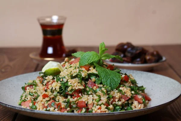 Traditionelle Ramadanspeisen Datteln Tee Wasser Und Teppichrollen — Stockfoto