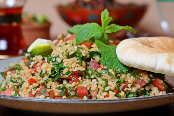 Geleneksel Ramazan Arap yemeklerinden Tabbouleh salatası bulgur, nane yaprakları, maydanoz, domatesler ve kuru ekmek..