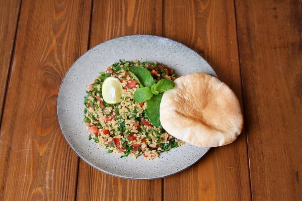 Geleneksel ramazan yemekleri (hurma, çay, su) ve halı sarma arka planı.